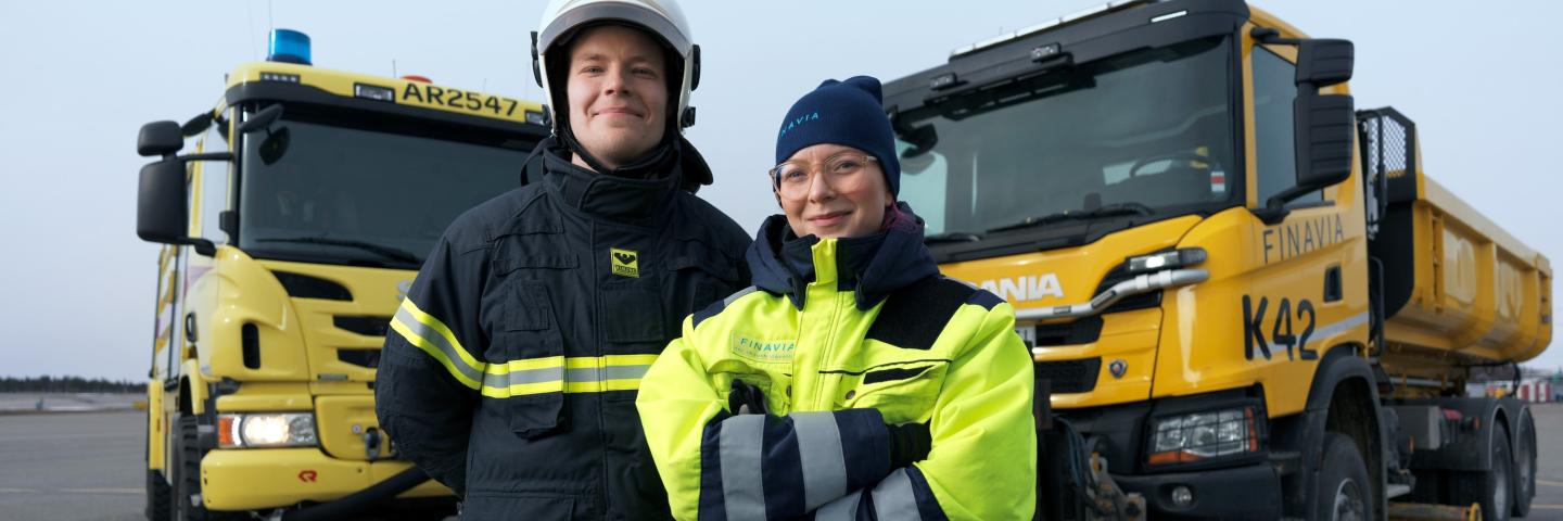 Talvikunnossapidon henkilöstöä kaluston edessä.
