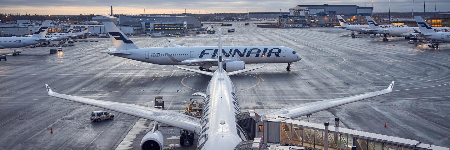 Finnairin lentokone Helsinki-Vantaan asematasolla