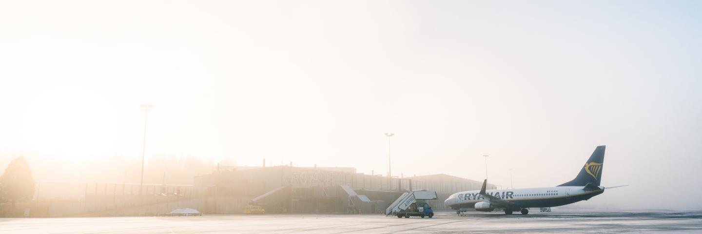 Ryanairin lentokone Rovaniemen lentoasemalla. Kuva: Toni Eskelinen/Visit Rovaniemi