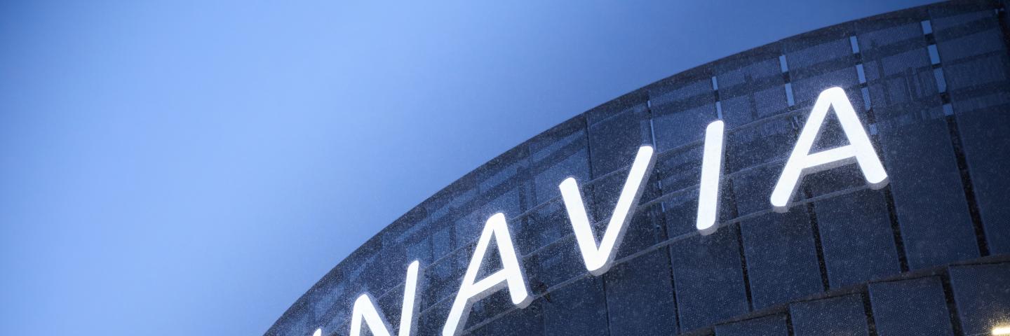 Finavia-kyltti lentoaseman rakennuksen seinässä