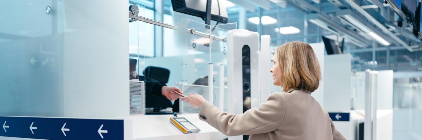 Henkilö asioi Rajavartilaitoksen palvelupisteellä