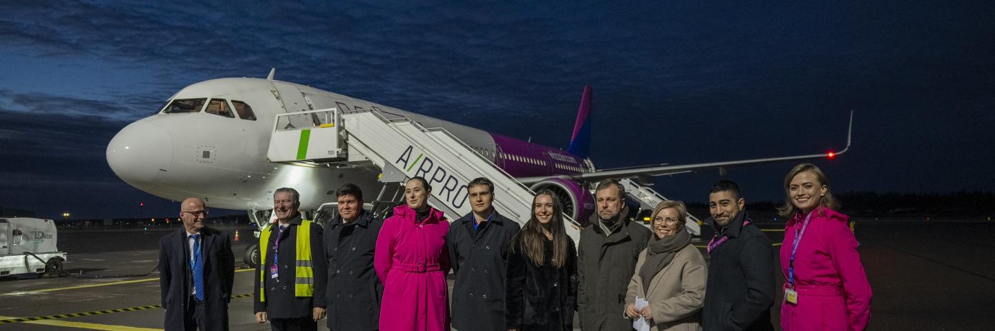 Wizz Airin Turku-Vilna-ensilennon juhlallisuudet Turun lentoasemalla