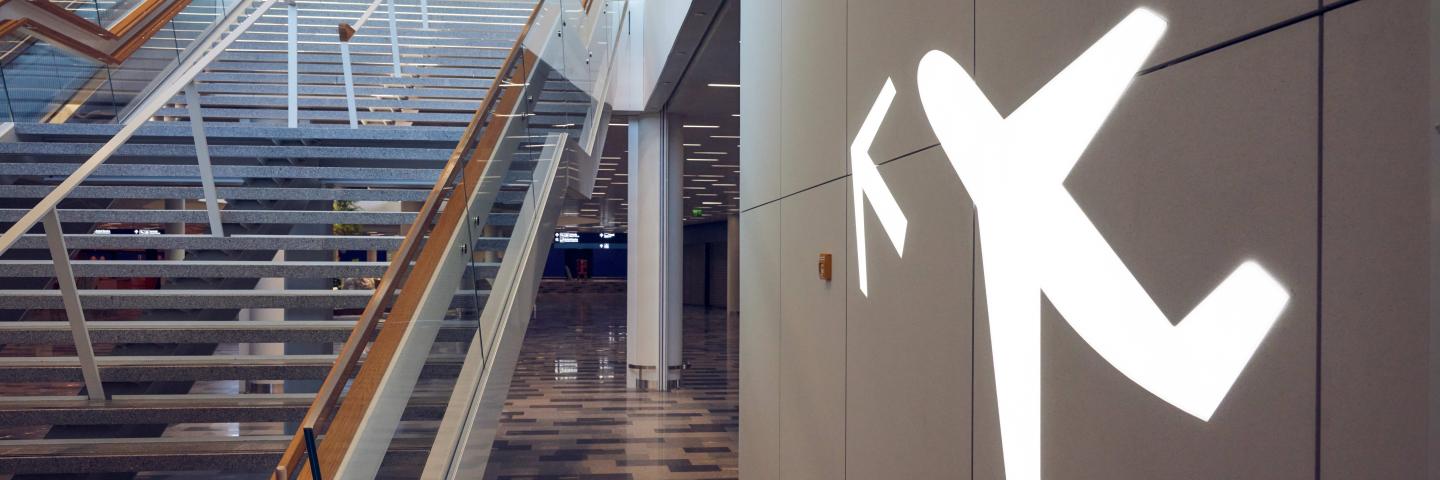 Lentokoneen kuva valkoisella seinällä terminaalissa