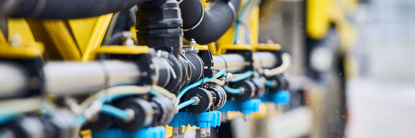 Lähikuva Finavian kunnossapitokaluston suuttimista Helsinki-Vantaan lentoasemalta