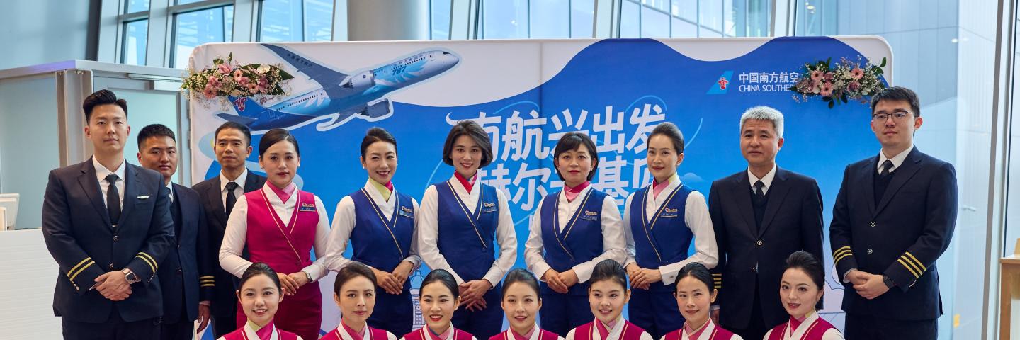 China Southern Airlinesin ensilennon miehistö ja matkustajamohenkilökunta yhteiskuvassa