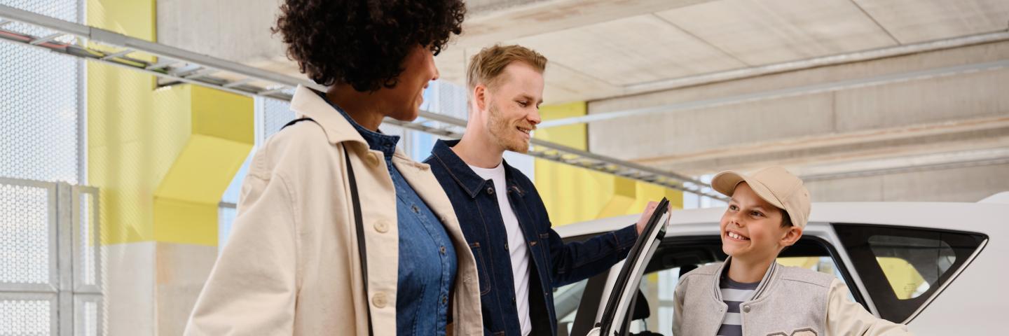 Perhe Helsinki-Vantaan lentoaseman pysäköinnissä