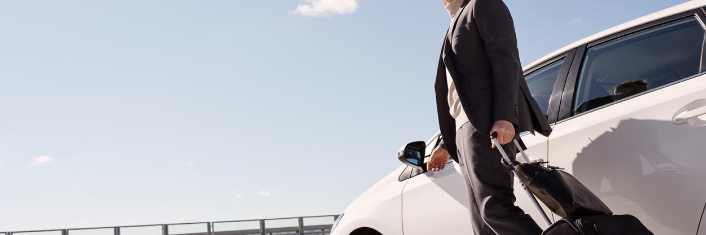 Asiakas nousemassa autostaan Helsinki-Vantaan pysäköintitalossa