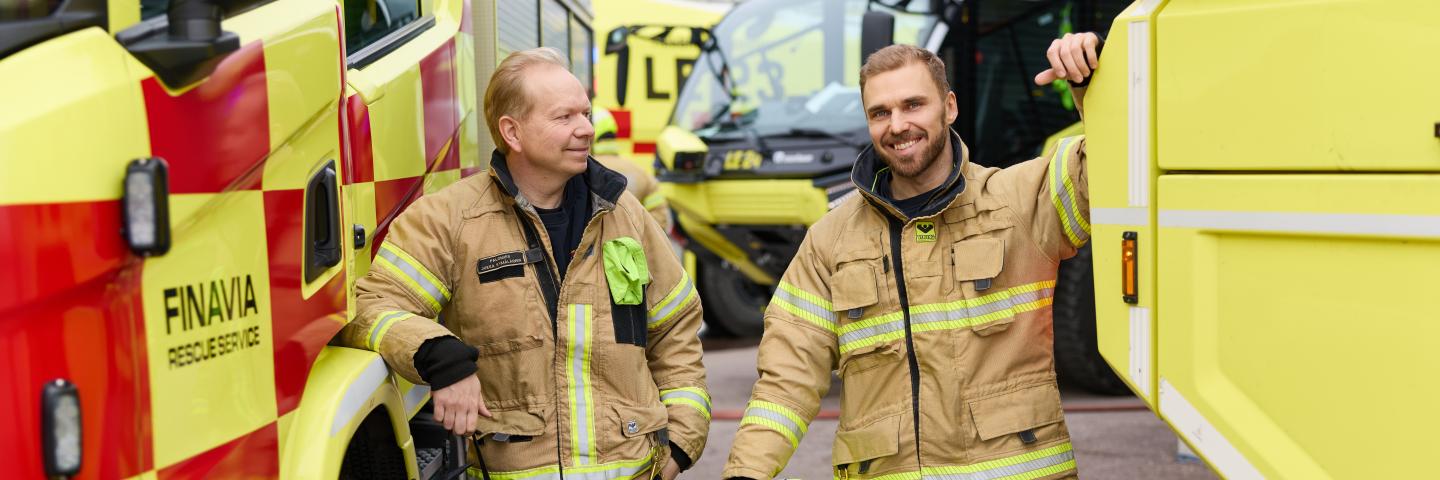 Pelastajat Helsinki-Vantaan lentoasemalla ajoneuvojen välissä