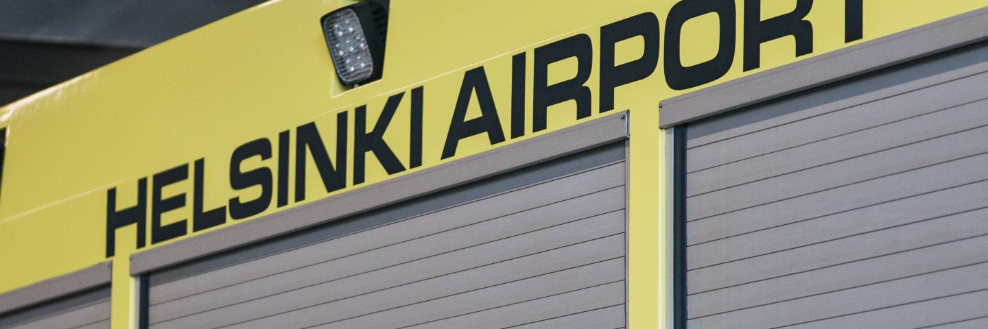 Helsinki Airport -nimi auton kyljessä.
