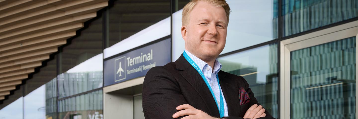 August Hänninen ympäristöasiantuntija Finaviassa Helsinki-Vantaan terminaalin edessä