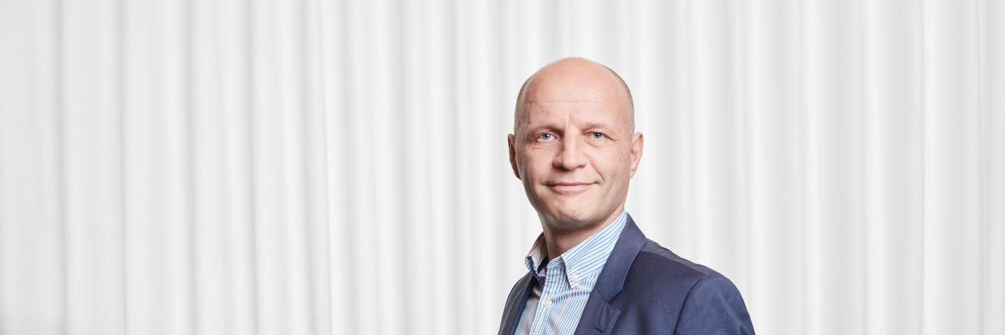 Studiokuva Juha Aaltosesta.