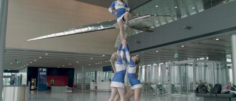 Thumbnail from the video with title Cheerleaderit Helsinki-Vantaan eteläsiivessä