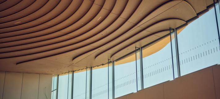 Puinen alakatto ja suuret ikkunat terminaali 2:n laajennuksessa.