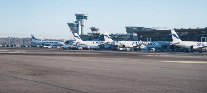 Helsinki-Vantaan lentoaseman asemataso ja lentokoneita