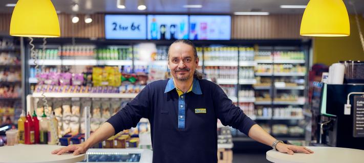 R-kioskin kauppias Matti Muikku myymälänsä edessä