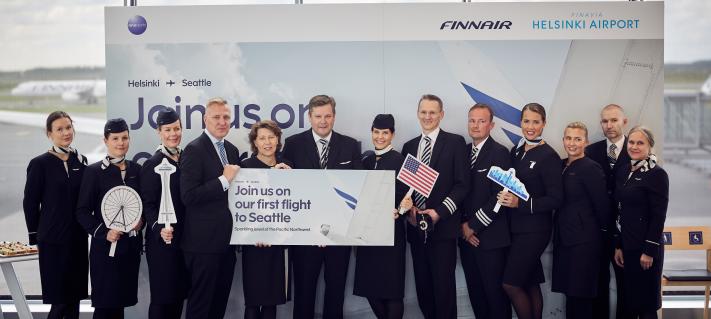 Finnairin reittiavajaisia Helsingistä Seattleen juhlistettiin lentoasemalla
