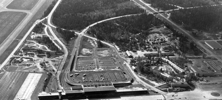 Musta-valkoinen kuva vuonna 1969 valmistuneesta terminaalista ja asematasosta.