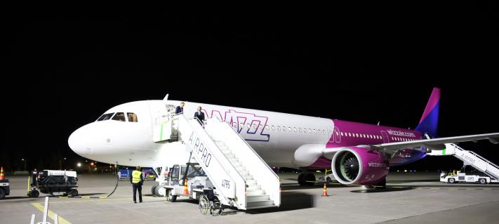 Wizz Airin lentokone asematasolla lähdössä Roomaan