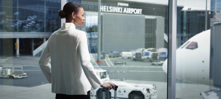 Matkustaja Helsinki-Vantaan lentoasemalla