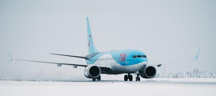 TUI:n lentokone Rovaniemi laskeutumassa Rovaniemen lentoasemalle