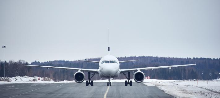 Lentokone harmaa taivas