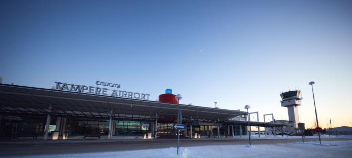 Talvinen kuva Tampere-Pirkkalan lentoaseman terminaalirakennuksesta.