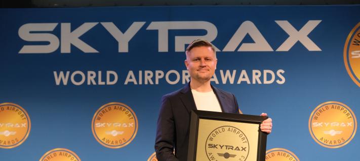 Finavian Jani Ceder pitää Skytrax-palkintoa kädessään