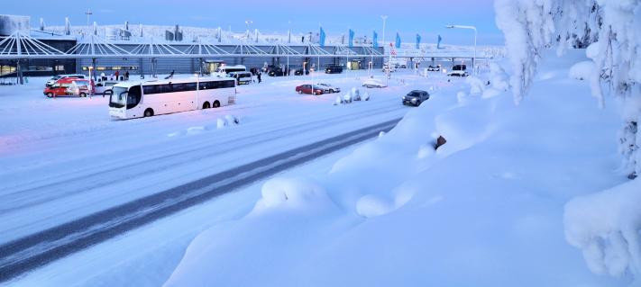 Rovaniemen lentoasema kuvattu ulkona talvella
