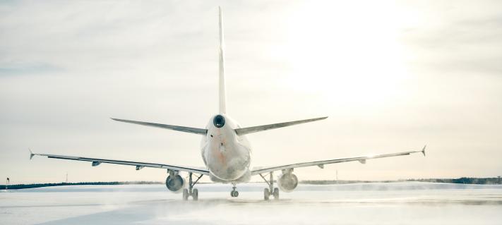 Lentokone lumisessa maisemassa