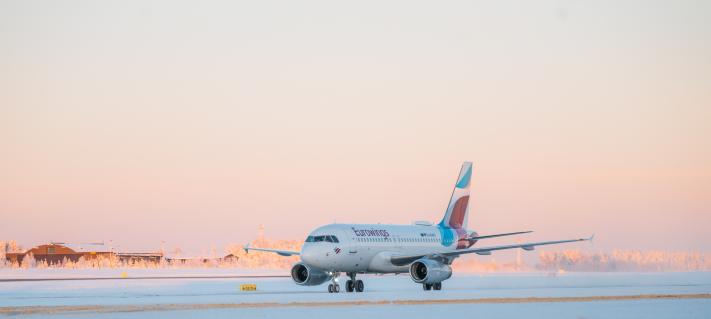 Eurowingsin lentokone kuvattuna Rovaniemen lentoaseman kiitotiellä vuonna 2021.