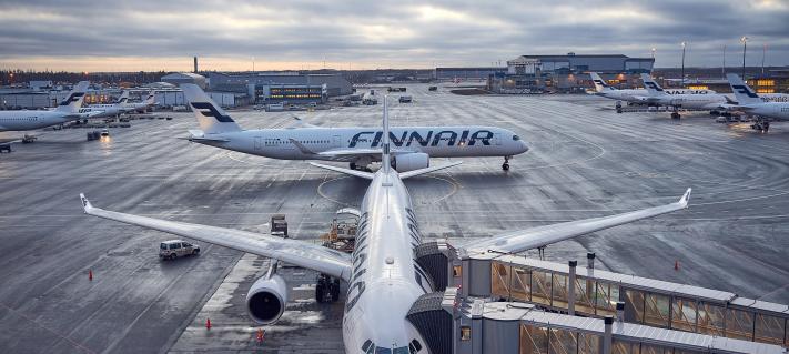 Finnairin lentokone Helsinki-Vantaan asematasolla
