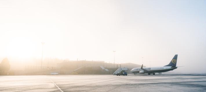 Ryanairin lentokone Rovaniemen lentoasemalla. Kuva: Toni Eskelinen/Visit Rovaniemi