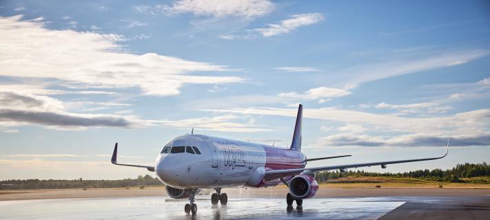 Wizz Airin lentokone Turun lentoasemalla