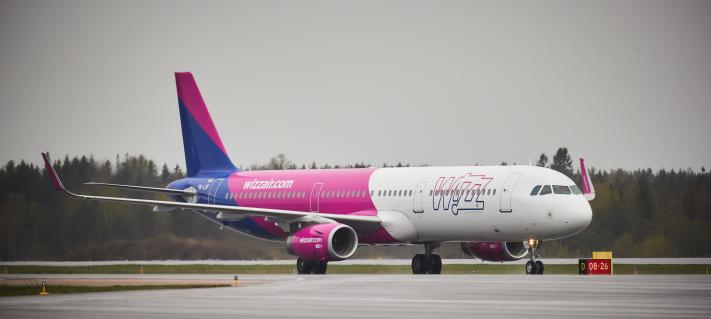 Wizz Airin lentokone kuvattuna Turun lentoasemalla