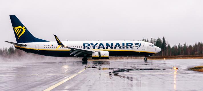 Ryanairin ensilento Shannonista Rovaniemen lentoasemalla