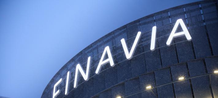 Finavia-kyltti lentoaseman rakennuksen seinässä
