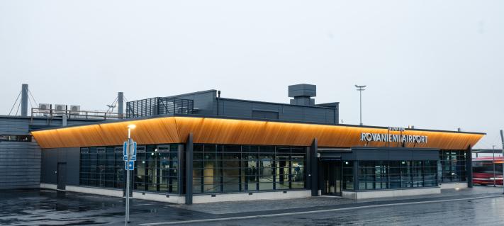 Rovaniemen lentoaseman pääsisäänkäynti ja edusta.