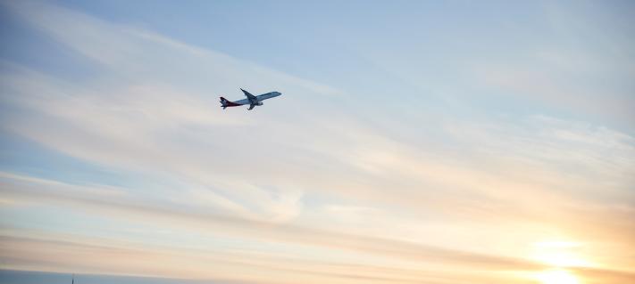 Kuvituskuva: lentokone nousemassa Kuusamon lentokentältä