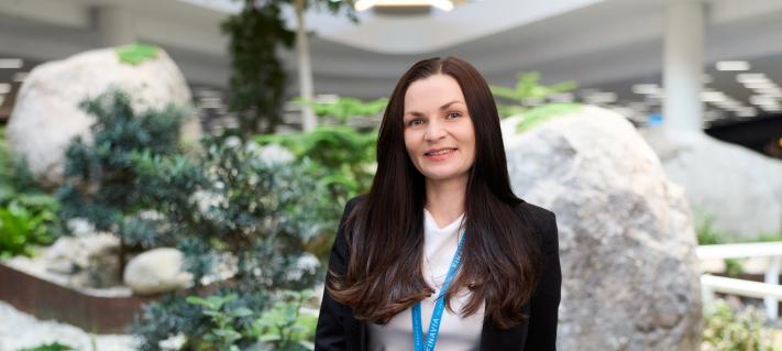 Greete Niska energia-asiantuntija Finavia Helsinki-Vantaan lentoaseman tuloaulassa