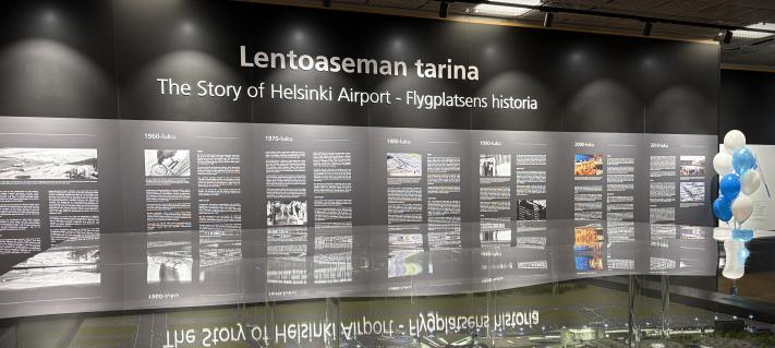 Historianäyttely Helsinki-Vantaan lentoasemalla portilla 32