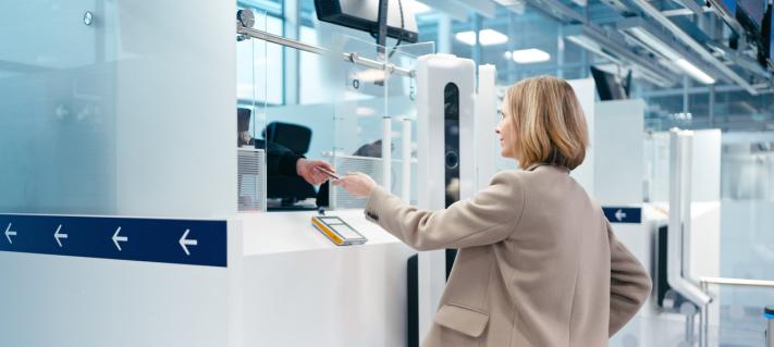 Henkilö asioi Rajavartilaitoksen palvelupisteellä