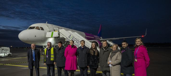 Wizz Airin Turku-Vilna-ensilennon juhlallisuudet Turun lentoasemalla