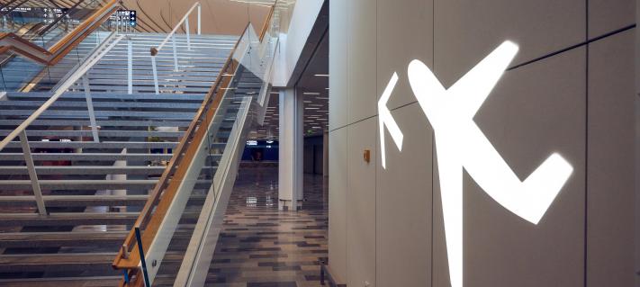 Lentokoneen kuva valkoisella seinällä terminaalissa