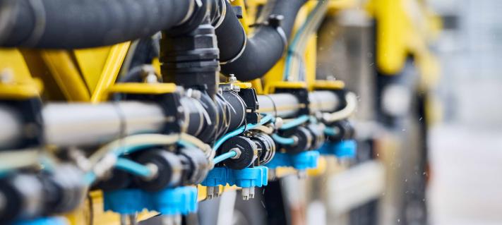 Lähikuva Finavian kunnossapitokaluston suuttimista Helsinki-Vantaan lentoasemalta