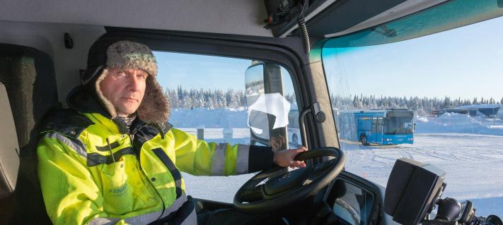 Kim Lönnström Finavia kunnossapito Kittilä auton ratissa