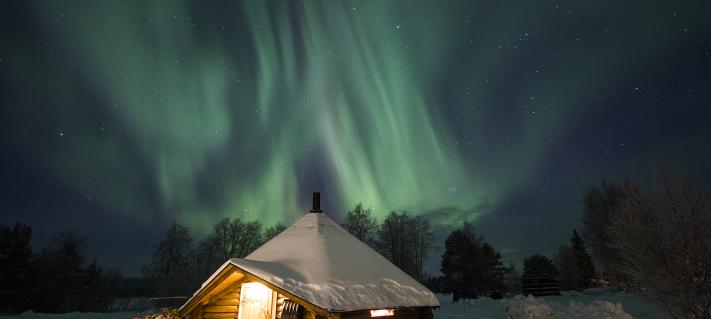 Revontulet ja hotelli Rovaniemellä