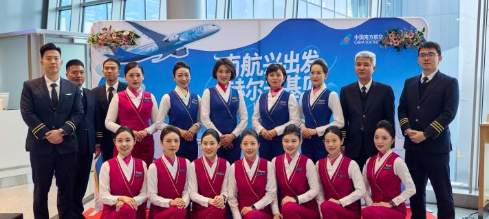 China Southern Airlinesin ensilennon miehistö ja matkustajamohenkilökunta yhteiskuvassa