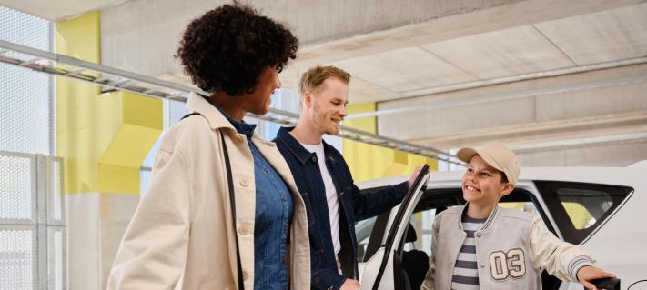 Perhe Helsinki-Vantaan lentoaseman pysäköinnissä