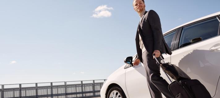 Asiakas nousemassa autostaan Helsinki-Vantaan pysäköintitalossa