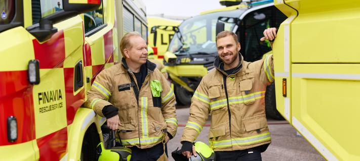 Pelastajat Helsinki-Vantaan lentoasemalla ajoneuvojen välissä